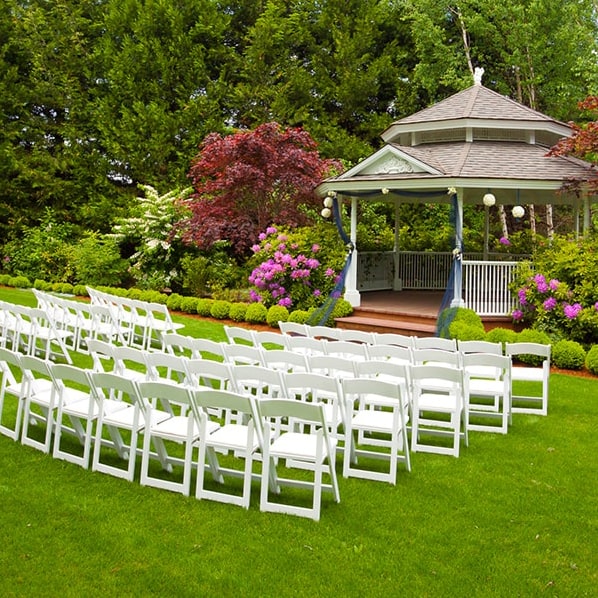 ofrecemos la entrega y recogida de los baños de renta para fiestas, así como el suministro de productos de higiene